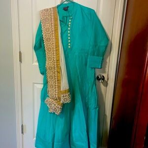 Look likes new wear only one time xl size matireal soft silk good condition